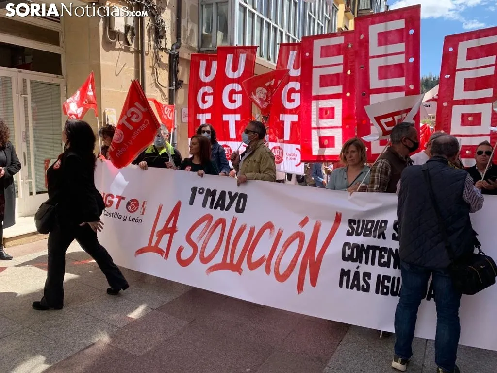 Foto 7 - M&aacute;s de un centenar de personas salen a la calle por el 1 de mayo