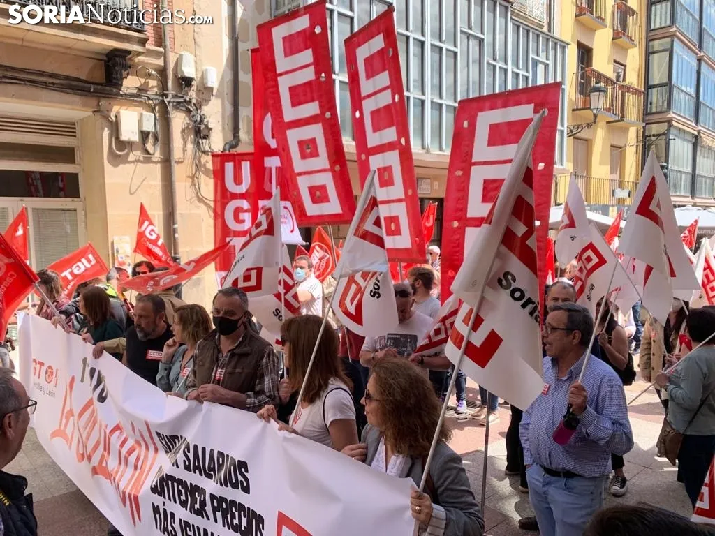 Foto 8 - M&aacute;s de un centenar de personas salen a la calle por el 1 de mayo
