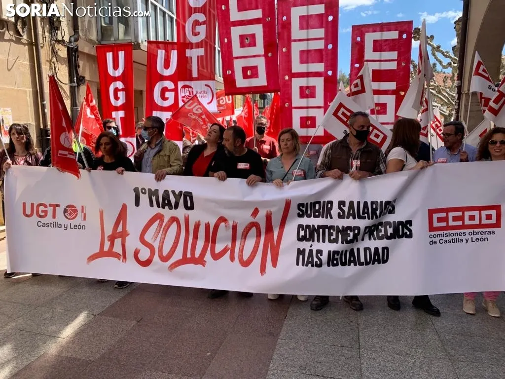 Foto 9 - M&aacute;s de un centenar de personas salen a la calle por el 1 de mayo