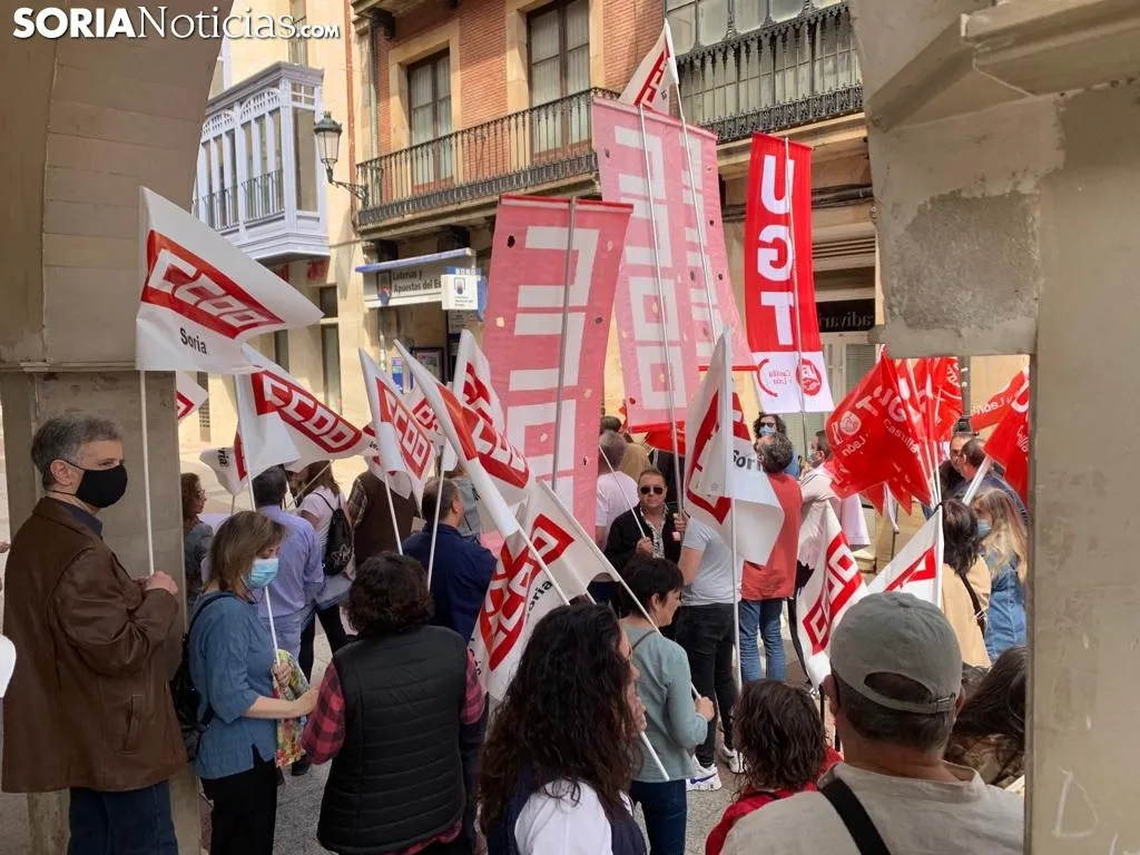Foto 11 - M&aacute;s de un centenar de personas salen a la calle por el 1 de mayo