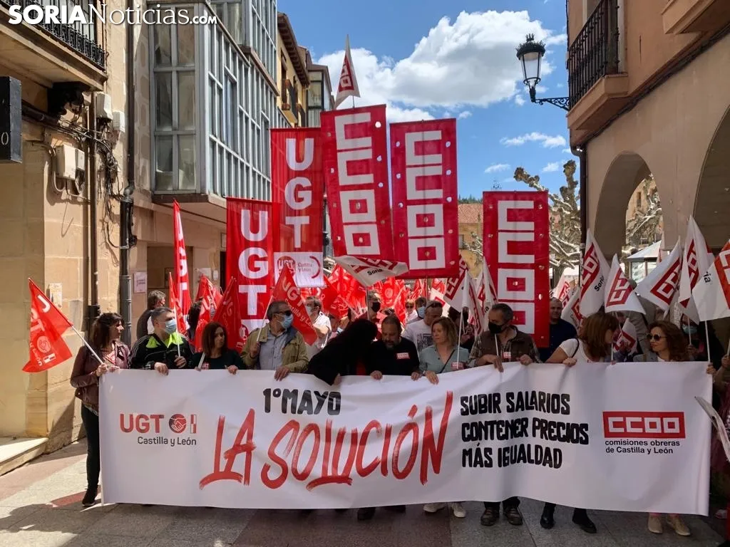 Foto 10 - M&aacute;s de un centenar de personas salen a la calle por el 1 de mayo