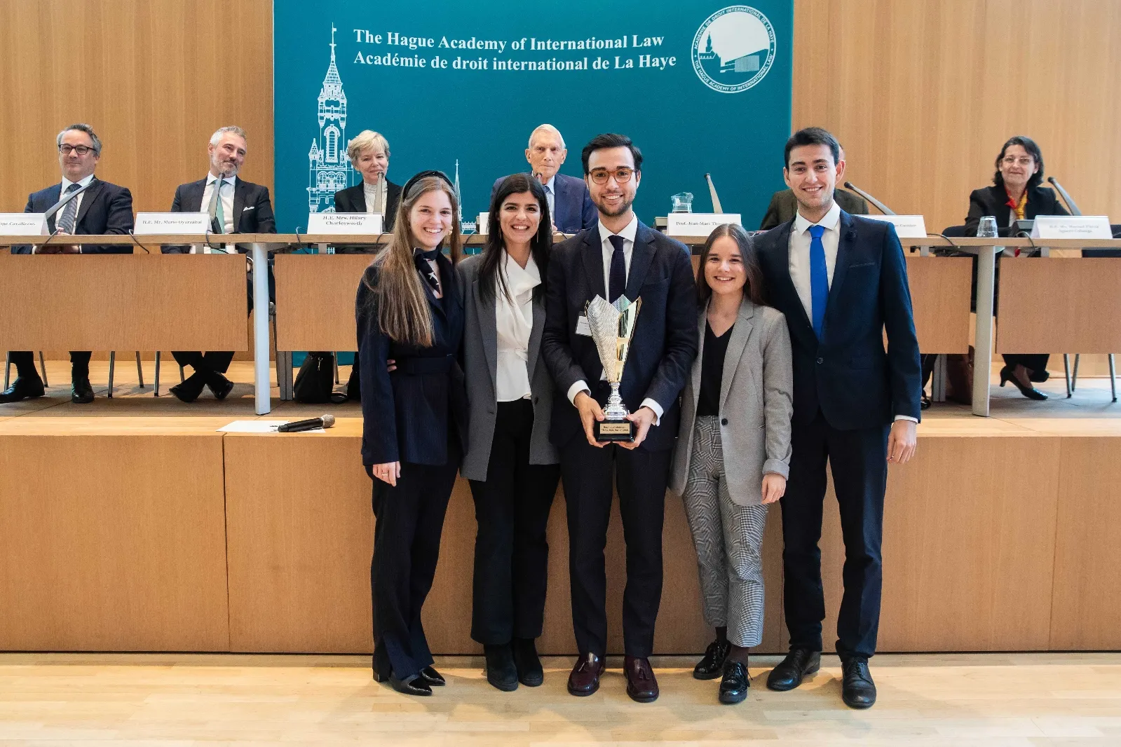 Carlos Aldea y su equipo en el concurso Day of Crisis. /Academia de Derecho Internacional de La Haya