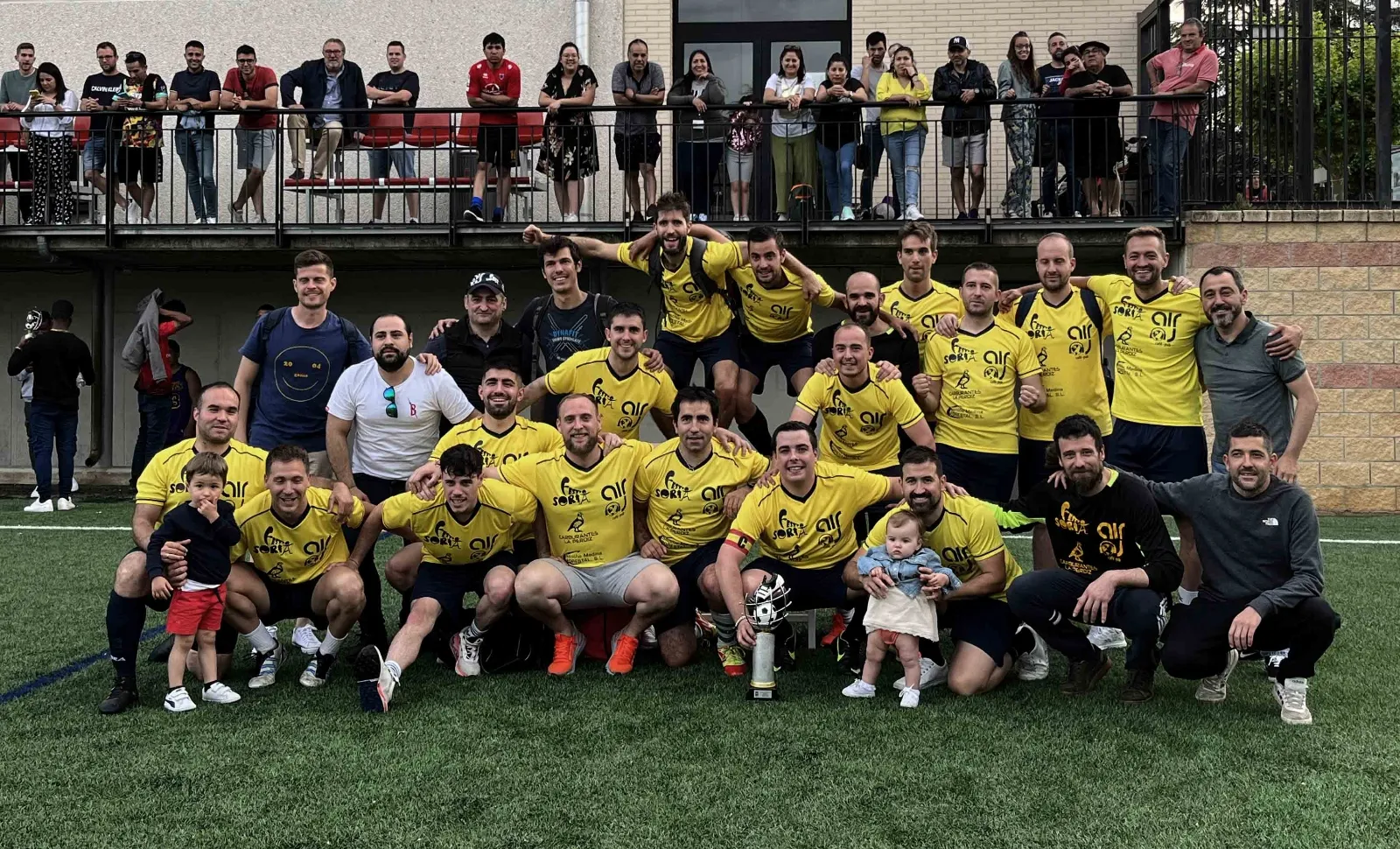El equipo ganador tras la conclusión del torneo. /Ayto.