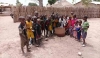 Niños del poblado con una de las fuentes instaladas. /FPN