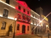 Foto 1 - Rojo solidario en la fachada de la Diputación