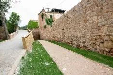 Aspecto actual de la muralla medieval de Soria, ya recuperada en un tramo de dos kilómetros, entre el puente de piedra y El Mirón.  FOTOS: MARÍA FERRER