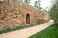 Aspecto actual de la muralla medieval de Soria, ya recuperada en un tramo de dos kilómetros, entre el puente de piedra y El Mirón.  FOTOS: MARÍA FERRER