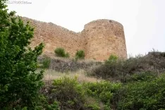 Aspecto actual de la muralla medieval de Soria, ya recuperada en un tramo de dos kilómetros, entre el puente de piedra y El Mirón.  FOTOS: MARÍA FERRER