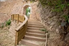 Aspecto actual de la muralla medieval de Soria, ya recuperada en un tramo de dos kilómetros, entre el puente de piedra y El Mirón.  FOTOS: MARÍA FERRER