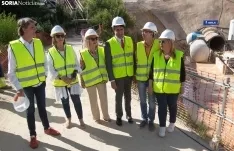 Representantes de las distintas administraciones al pie de las obras del emisario. /Julián García