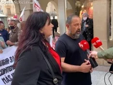 Foto 6 - M&aacute;s de un centenar de personas salen a la calle por el 1 de mayo