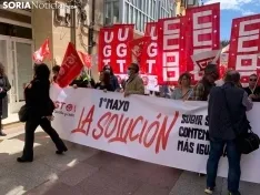 Foto 7 - M&aacute;s de un centenar de personas salen a la calle por el 1 de mayo