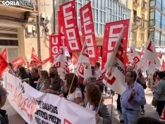 Foto 8 - M&aacute;s de un centenar de personas salen a la calle por el 1 de mayo