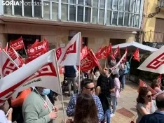 Foto 12 - M&aacute;s de un centenar de personas salen a la calle por el 1 de mayo