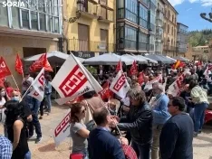 Foto 13 - M&aacute;s de un centenar de personas salen a la calle por el 1 de mayo