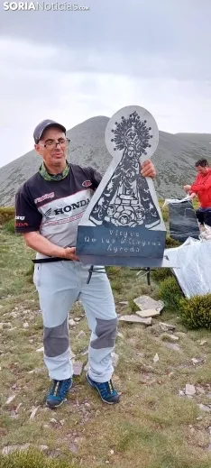 Foto 6 - Fotos: la Asociaci&oacute;n Amigos del Moncayo sube al Moncayo una Virgen de los Milagros de chapa