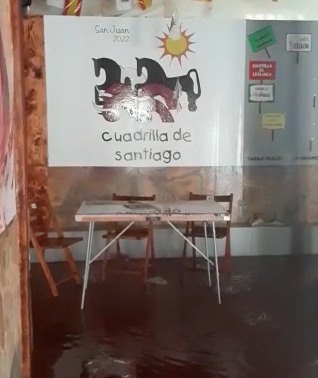 Vídeo: el local de la cuadrilla de Santiago sufre una pequeña inundación