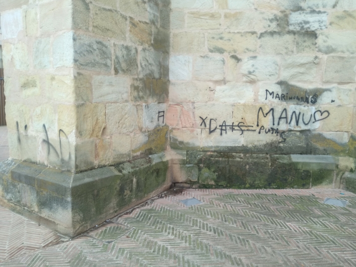 Vuelven a ensuciar con pinturas vandálicas el ábside de La Mayor