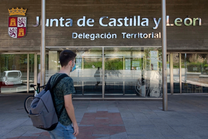 Roban 2 de las 3 banderas de la Delegación de la Junta de Castilla y León en Soria