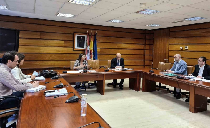 La Junta avanza en el convenio con RENFE para reducir un 25% el coste de los ‘bonos AVANT’ para viajeros recurrentes