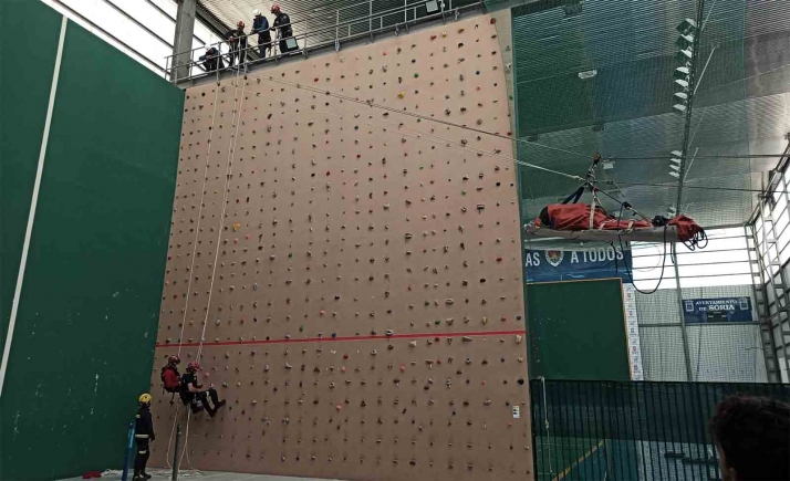 Bomberos del SEIS se entrenan en rescates de altura