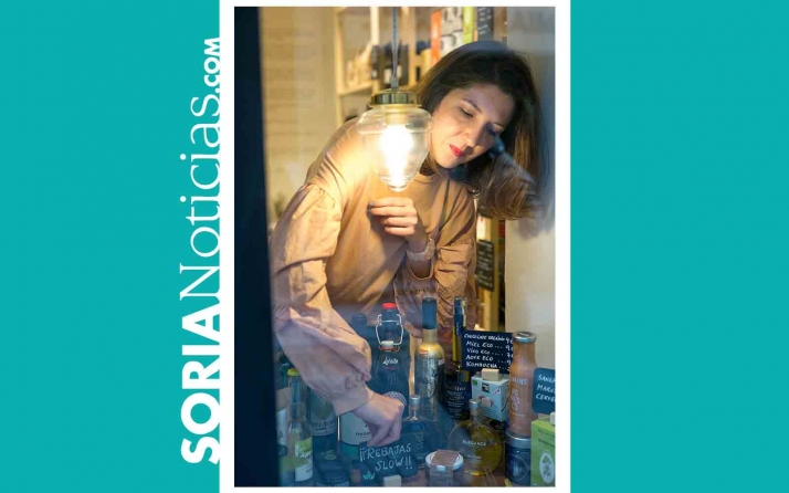 Ana Mateo conduce el montaje de escaparates sanjuaneros en 12 comercios de Soria