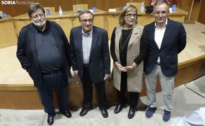 Jimeno, en el centro, arropado por Gonzalo Ruiz, Marian Arlegui y José Javier Fernández. /SN