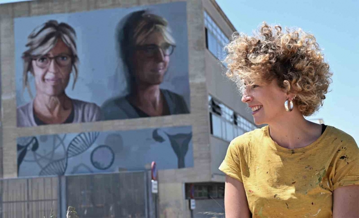 Una soriana pinta un mural en Valencia que conmemora el nacimiento del primer bebé probeta en España