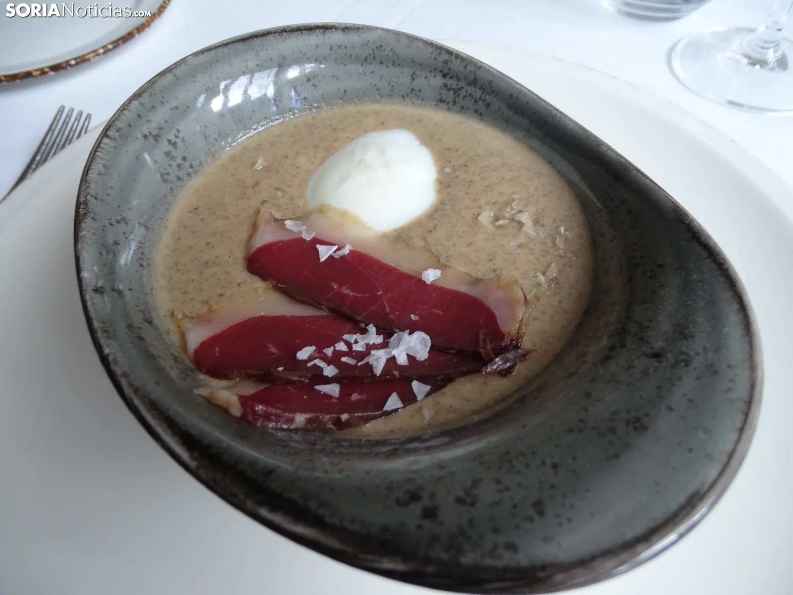 Rodrigo Marqués con la crema de colmenilla.