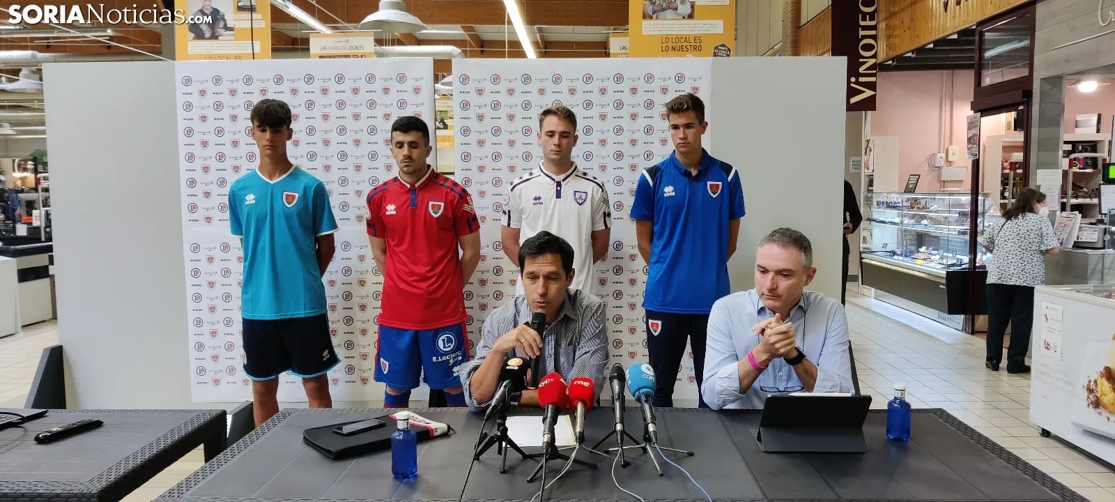 Foto 2 - Equipaci&oacute;n vintage del C.D. Numancia para &ldquo;volver al f&uacute;tbol profesional&rdquo;