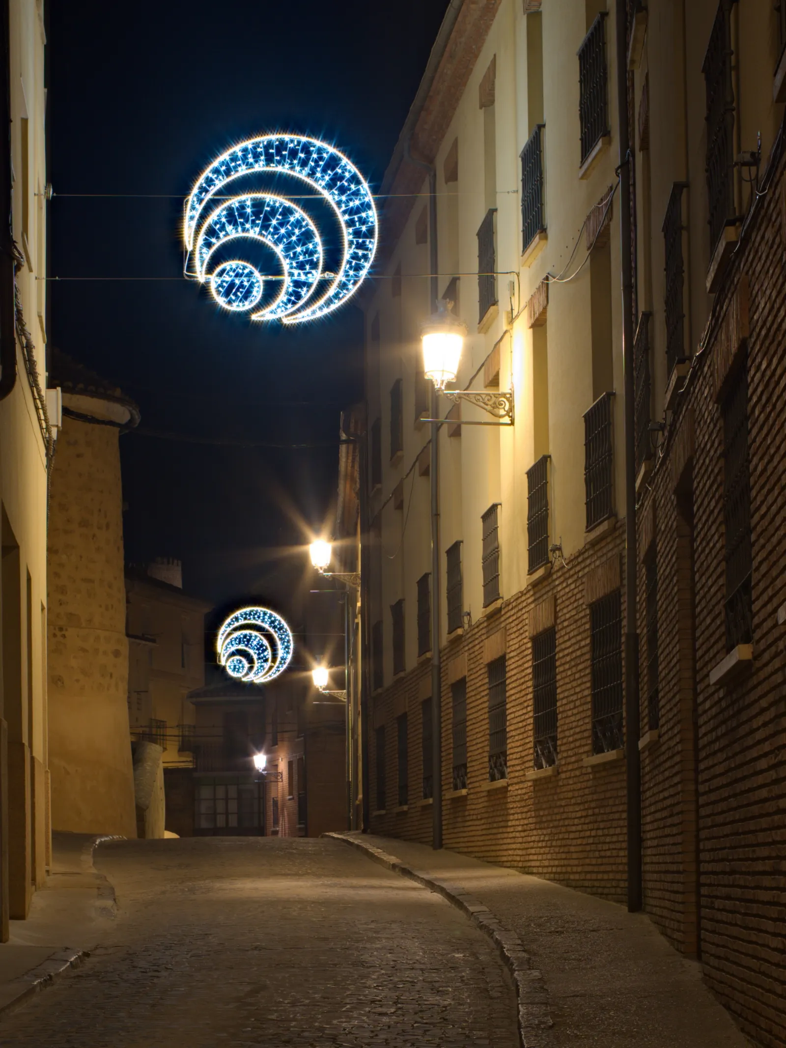 Foto 2 - Las calles de &Aacute;greda ya lucen para el 75 aniversario