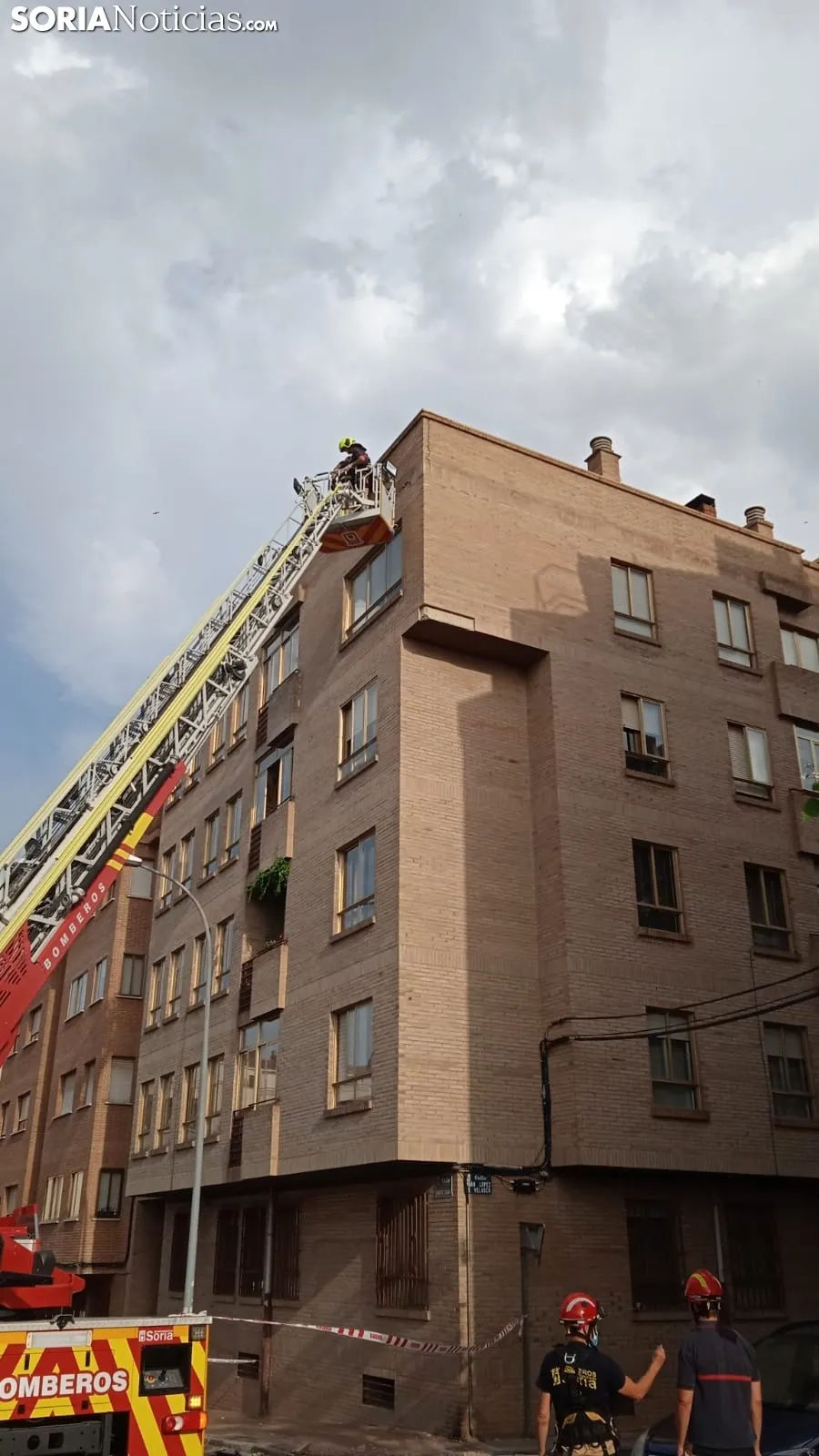 Foto 2 - Los bomberos act&uacute;an en una fachada del Calaver&oacute;n