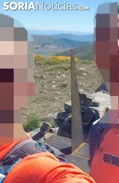 Dos montañeros tras el hallazgo de la desaparición. /SN