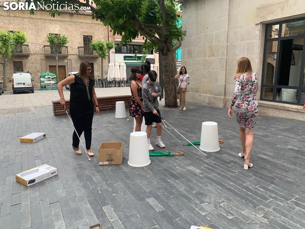 Foto 9 - Fotos: decenas de sorianos se ponen en la piel de personas ciegas a trav&eacute;s de la ONCE