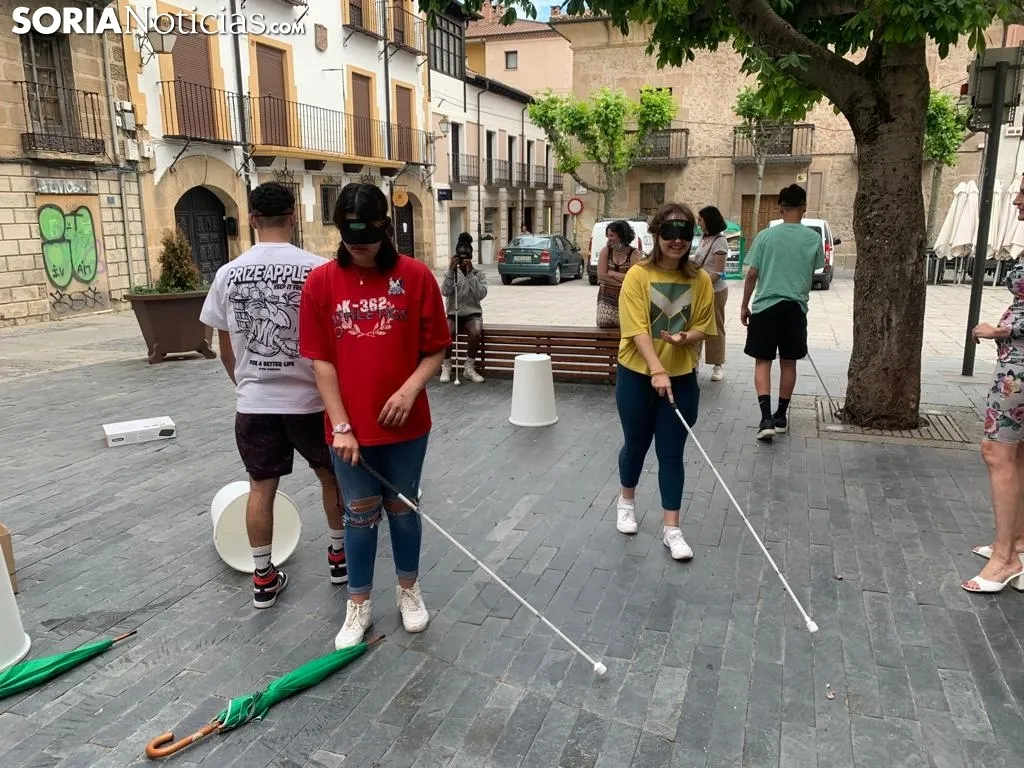 Foto 11 - Fotos: decenas de sorianos se ponen en la piel de personas ciegas a trav&eacute;s de la ONCE