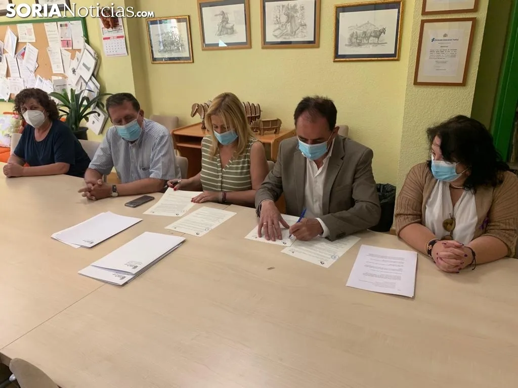 Foto 2 - El CEE Santa Isabel anuncia dos nuevos m&oacute;dulos en la firma del convenio con Diputaci&oacute;n