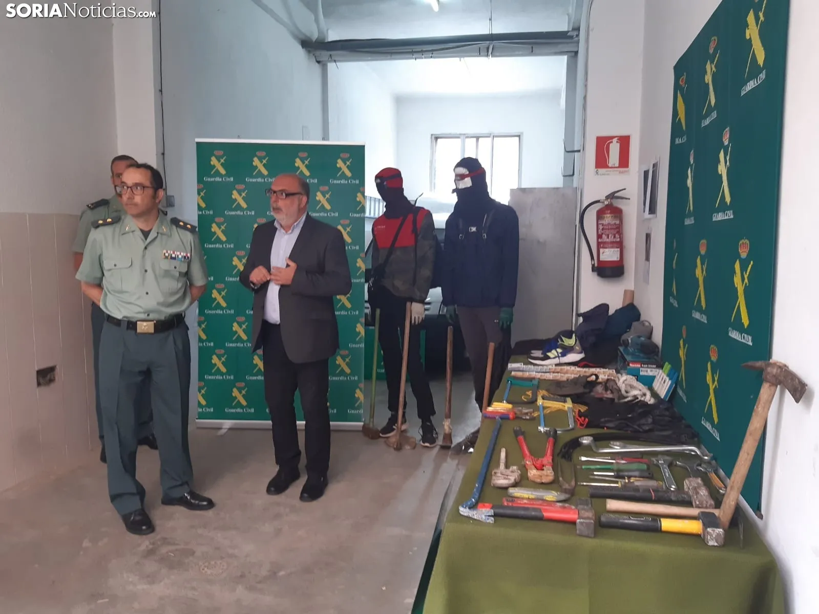 Objetos intervenidos durante la operación policial.