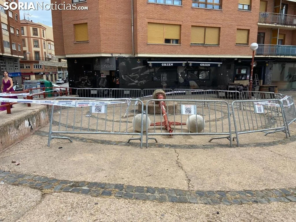 Farola volcada frente en la plaza de Las Balsas