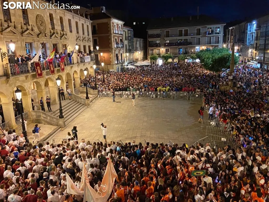 Foto 2 - Adi&oacute;s mascarillas, hola pa&ntilde;uelo: el preg&oacute;n de San Juan 2022 hace estallar de alegr&iacute;a a la Plaza Mayor