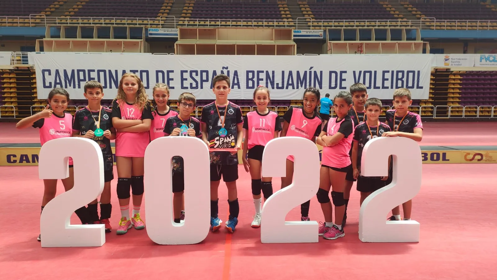 Equipos benjamín masculino y femenino del Sporting Santo Domingo.