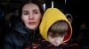 Una madre y su hijo esperan ser evacuados de la ciudad sitiada de Mikolayiv en Ucrania en marzo de 2022. /© IMF