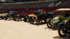 Fotos: La Plaza de Toros de El Burgo se convierte por un d&iacute;a en un museo de coches cl&aacute;sicos