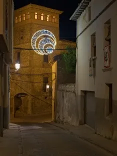 Foto 3 - Las calles de &Aacute;greda ya lucen para el 75 aniversario
