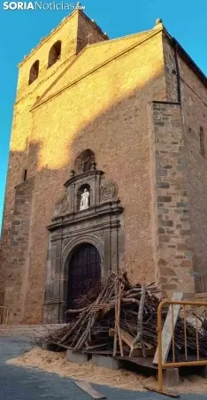 La leña ya preparada para su encendido. /SN