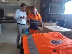 Jesús Ángel Peregrina recibe la primera dotación de la Agencia de Protección Civil de Arcos.
