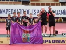 Equipos benjamín masculino y femenino del Sporting Santo Domingo.