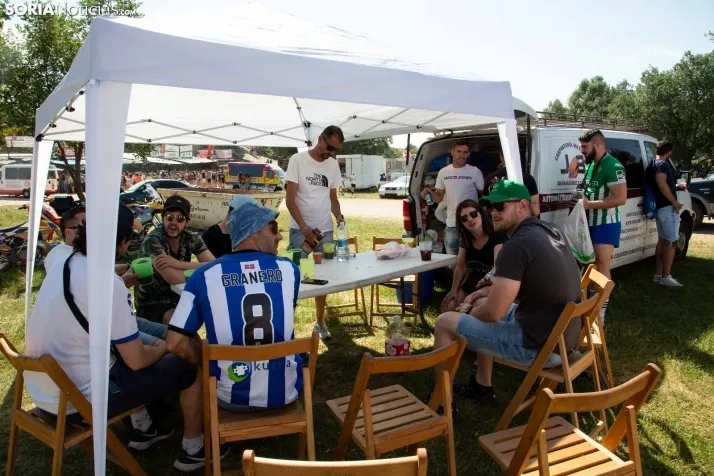 Cálido ambiente en los chiringuitos / Maria Ferrer