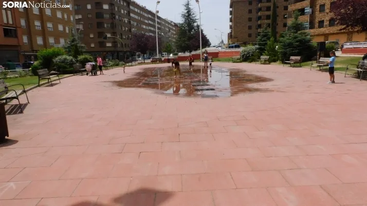 Fotos: las fuentes de Soria, refugio de los j&oacute;venes ante las altas temperaturas