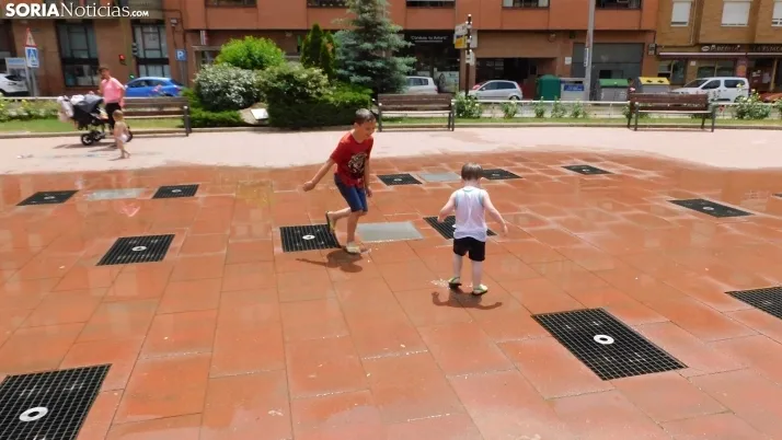 Fotos: las fuentes de Soria, refugio de los j&oacute;venes ante las altas temperaturas