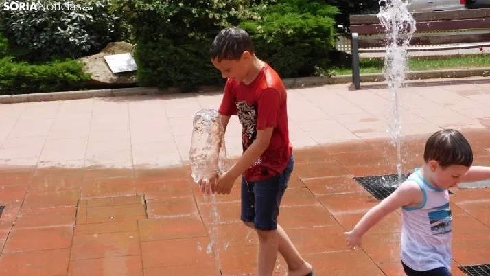 Fotos: las fuentes de Soria, refugio de los j&oacute;venes ante las altas temperaturas